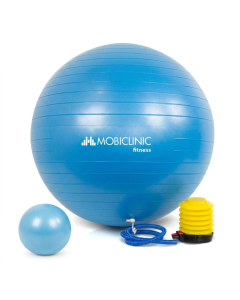 Palla pilates blu da 65 cm con pompa manuale accanto su pavimento.