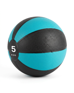Medicine ball nera in gomma testurizzata appoggiata su un pavimento da palestra.