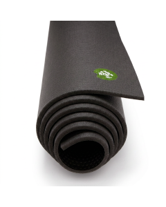 Tappetino yoga azzurro in TPE arrotolato con tracolla nera.